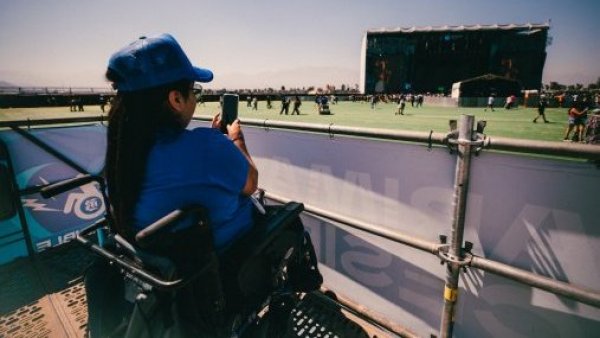 <p>Lollapalooza. Chica en silla de ruedas. </p>