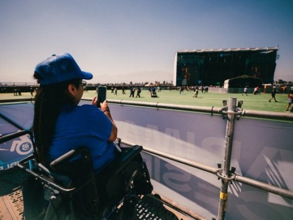 Lollapalooza. Chica en silla de ruedas.