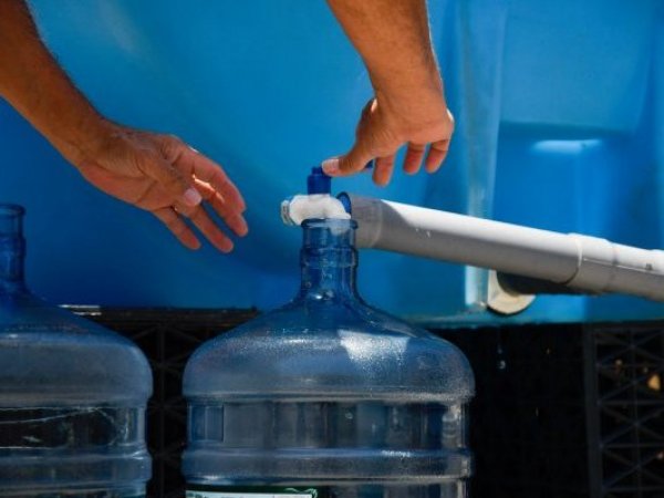 Corte de agua. Bidón.