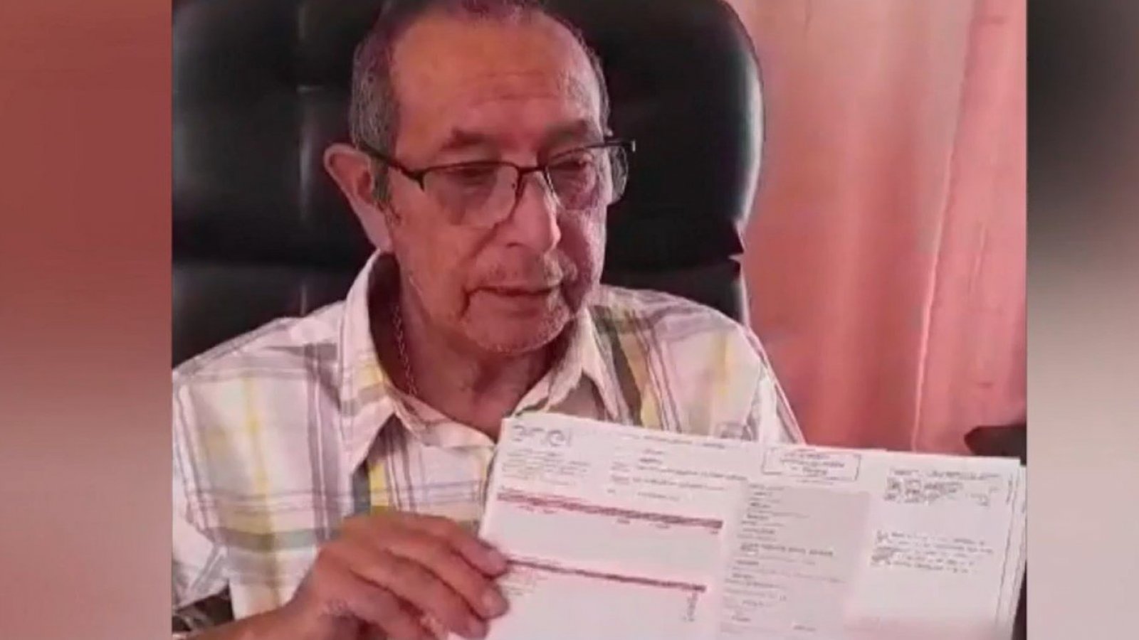 ¡Le cobran consumo de semáforos! Adulto mayor recibió millonaria cuenta de luz

