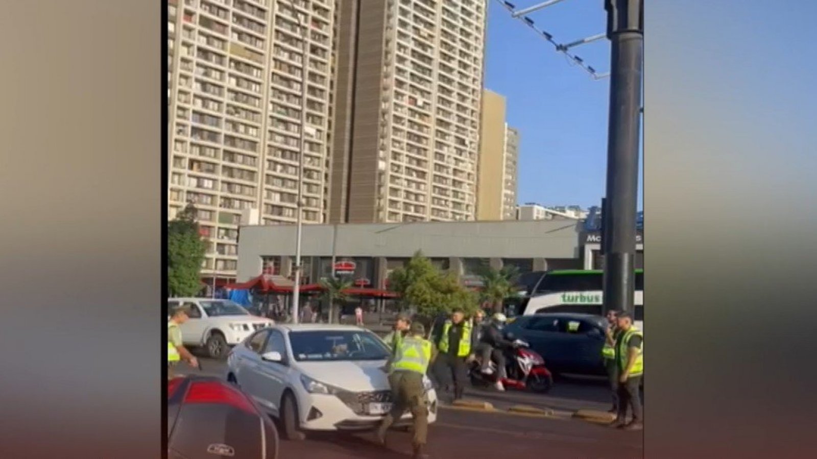 Conductor se fuga a fiscalización e intenta atropellar a Carabinero en plena Alameda

