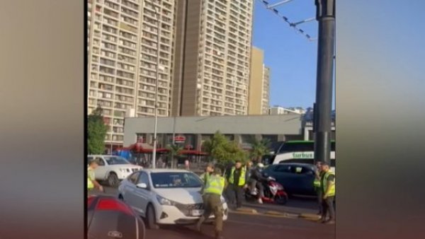Conductor se fuga a fiscalización e intenta atropellar a Carabinero en plena Alameda
