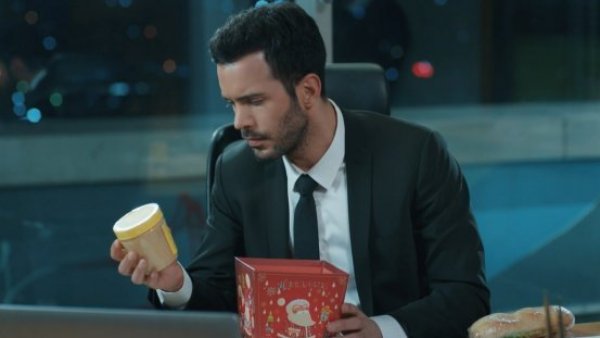 Un regalo para Omer: Mira el momento de "Amor en Juego"
