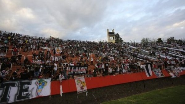 Hinchas de Colo Colo se trenzaron a golpes previo al duelo ante Godoy Cruz