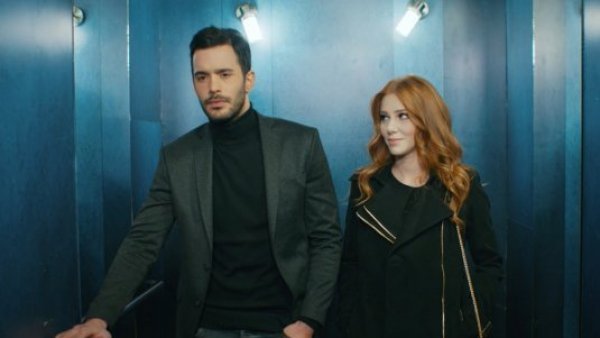 Amor en Juego - T1E67 | El ascensor de Defne y Omer
