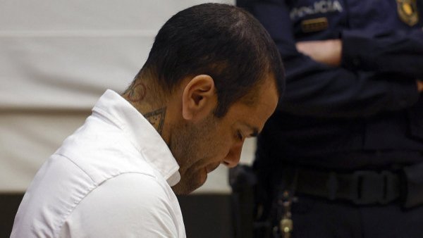 Por violación: Condenan a cuatro años y medio de cárcel a Dani Alves