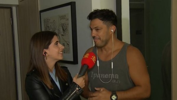 Pitu Valenzuela recorre el hotel en Viña para ir a despertar a Simón Oliveros

