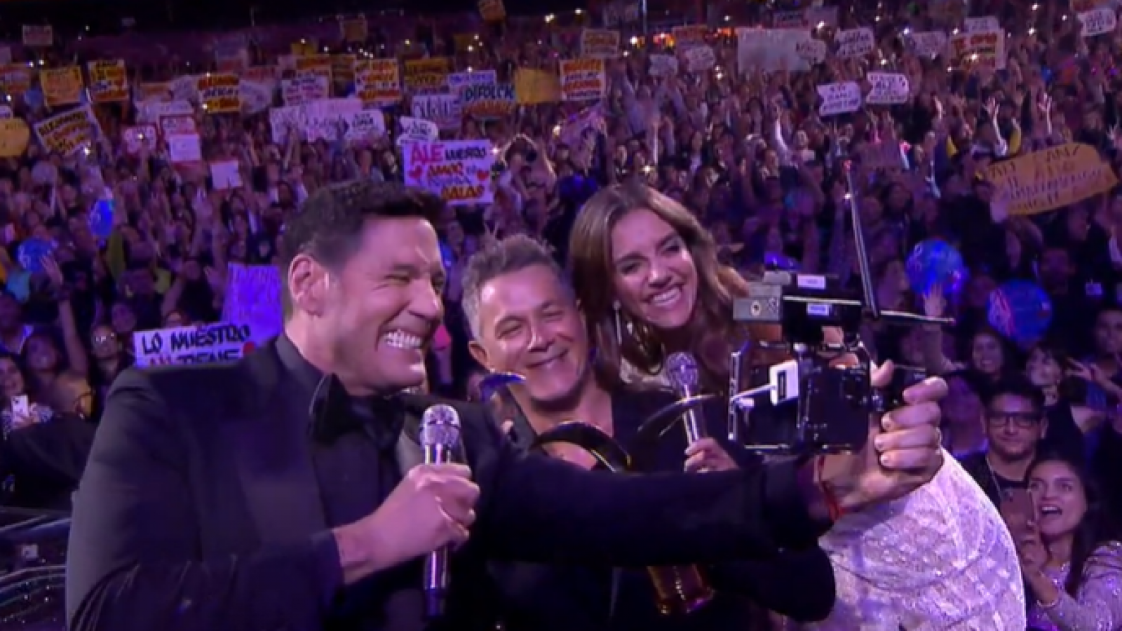 "¡Arriba Viña!": la selfie de Alejandro Sanz con María Luisa Godoy y Francisco Saavedra
