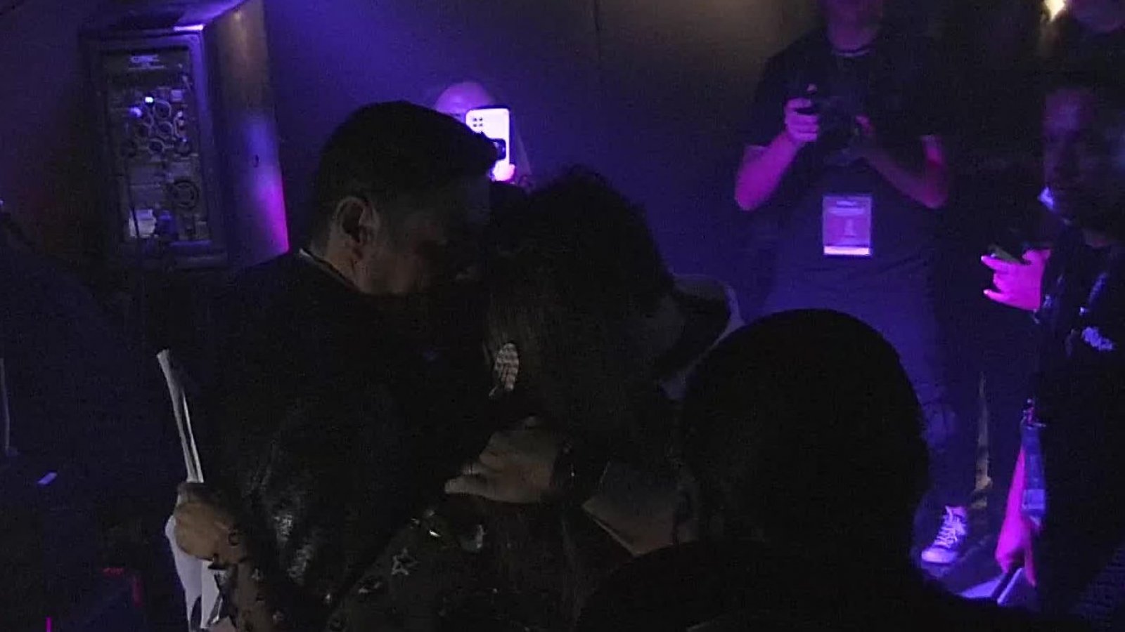 El emotivo abrazo de Francisco Saavedra y María Luisa Godoy con sus esposos
