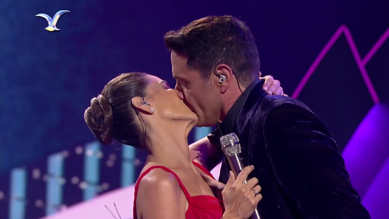 Así fue el beso entre María Luisa Godoy y Francisco Saavedra
