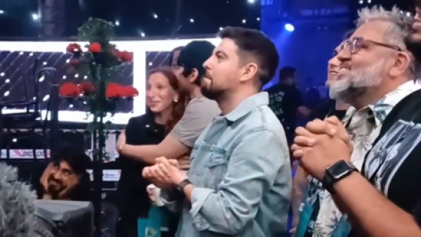 La celebración tras el escenario de los amigos de Luis Slimming tras su triunfo en Viña
