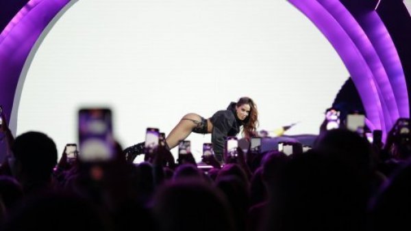 "REINA": Las reacciones que dejó el icónico paso de Anitta en Viña 2024
