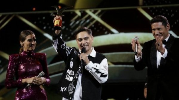 Regreso por todo lo alto: Sergio Freire recibe Gaviota de Oro en Viña 2024