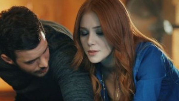 La química entre Defne y Omer: Mira un avance de este viernes de "Amor en Juego"
