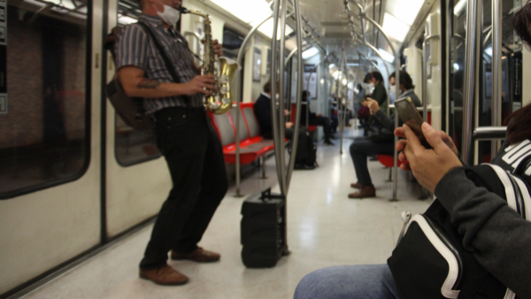 "Viajar con mi hijo se ha hecho insostenible": Padre de niño con autismo relata angustiante viaje en Metro
