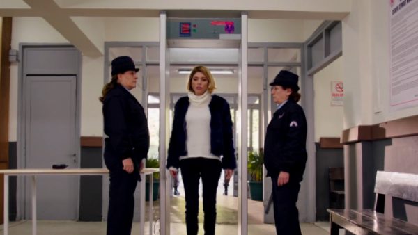 Efsun regresa a la cárcel para buscar la verdad: Mira el momento de "Me robó mi vida"
