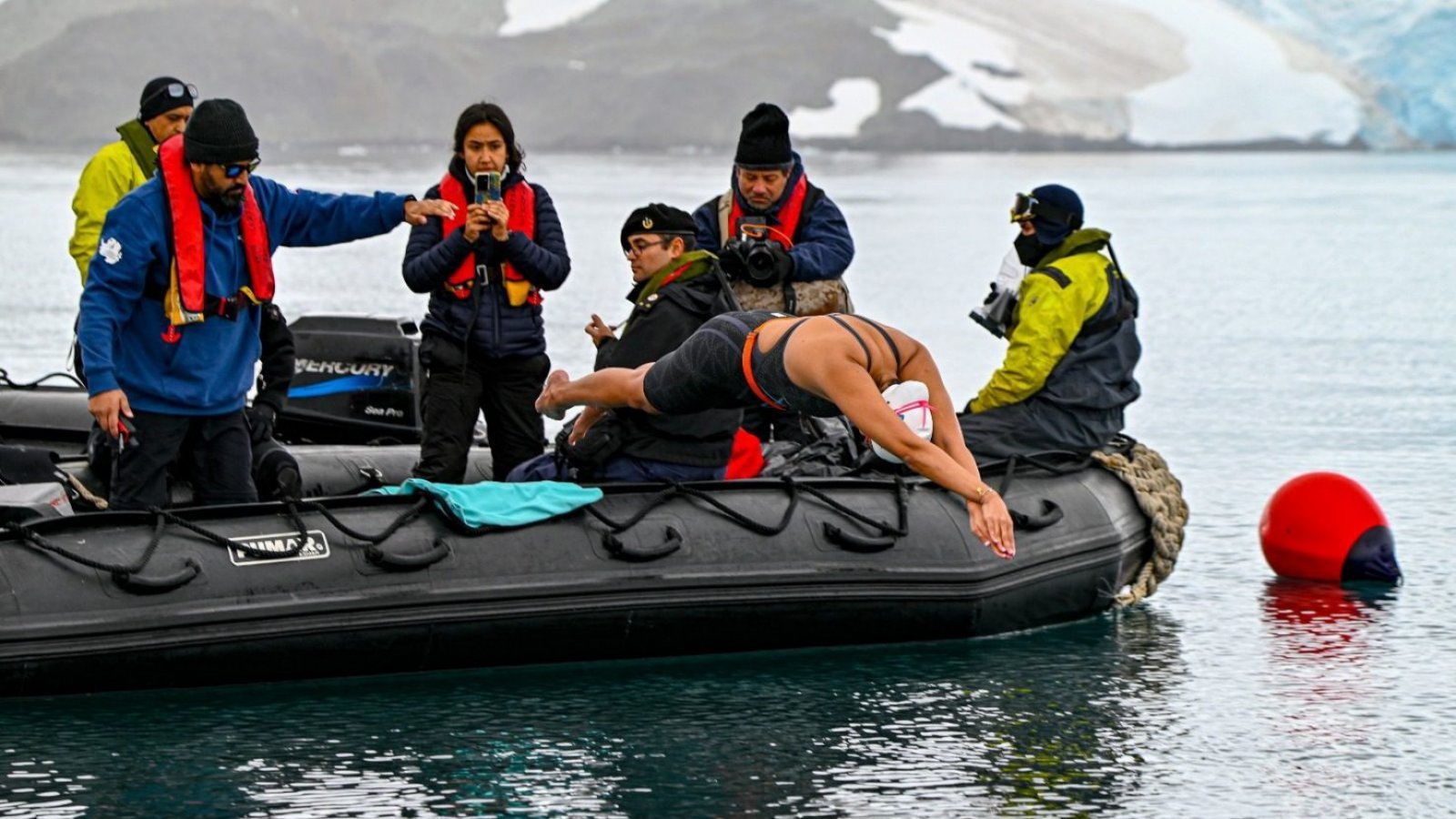 TVN estrena en exclusiva el documental “Sirena de Hielo” sobre la hazaña de Bárbara Hernández en la Antártica
