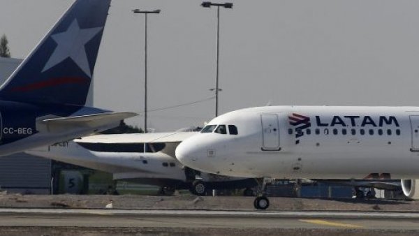 "Vi a mi compañero del pasillo en el techo del avión": al menos 50 heridos por "fuerte movimiento" en avión de LATAM
