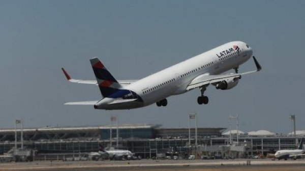 "Quedó en estado de Shock": Pasajero revela reacción del piloto del vuelo Sydney-Santiago
