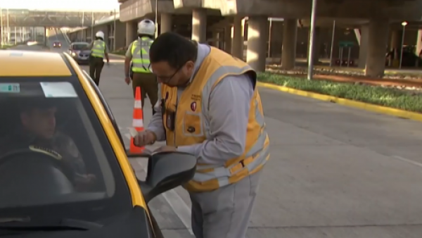 Realizan intensa fiscalización de taxis en el aeropuerto ante denuncias de irregularidades
