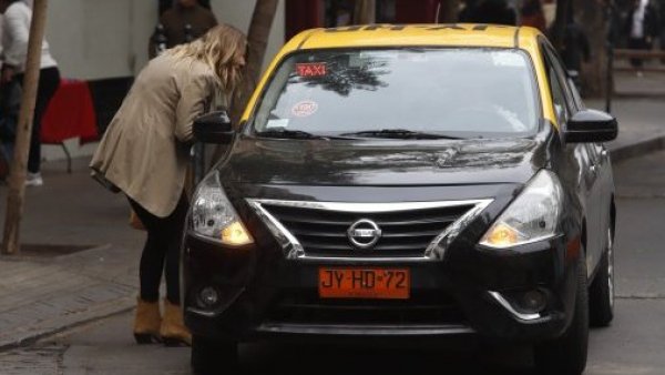 Acusan a taxista de millonaria estafa a turista holandesa en el aeropuerto de Santiago
