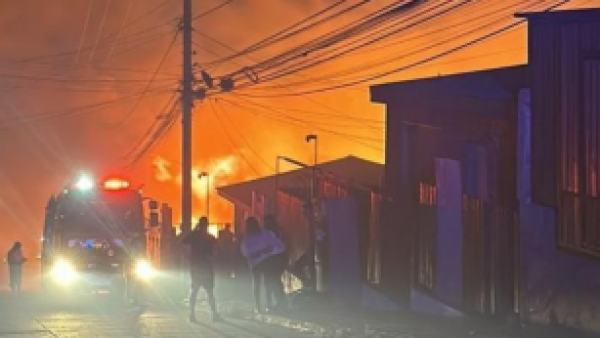 Llaman a evacuar sectores de cerro Cordillera tras incendio forestal
