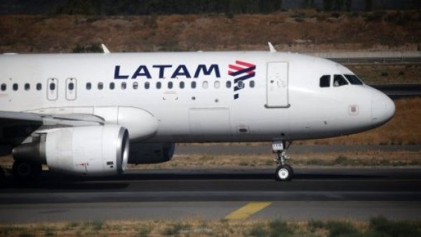 Avión Latam que viajaba entre Auckland y Santiago habría caído 100 metros

