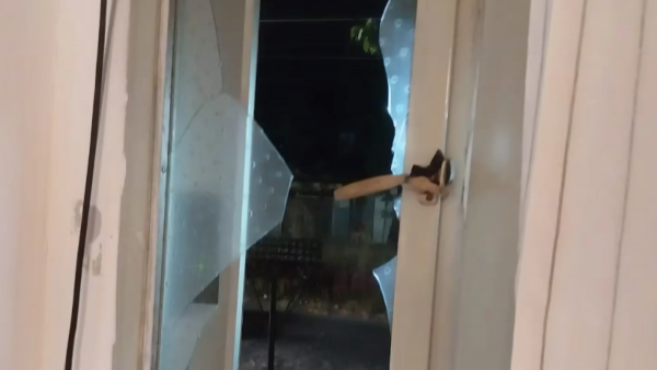 "Rompió la ventana y me golpeó": denunció a su expareja más de 8 veces por violencia y justicia le aconsejó mudarse