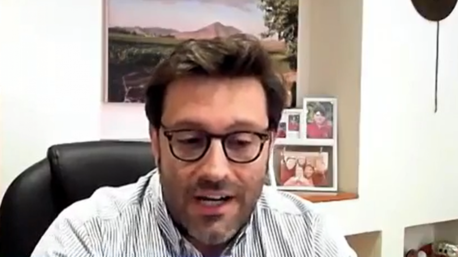 Alcalde de Isla de Maipo responde a críticas por polémica celebración con vedettos en el día de la mujer
