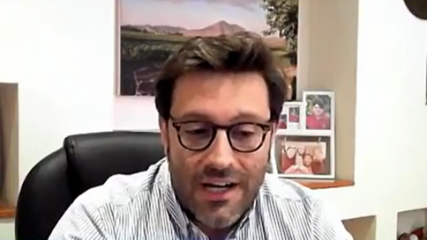 Alcalde de Isla de Maipo responde a críticas por polémica celebración con vedettos en el día de la mujer
