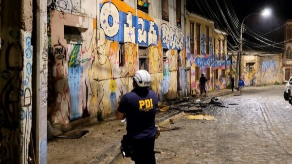 Dos menores de edad fallecieron en Valparaíso al no poder escapar de incendio en casona
