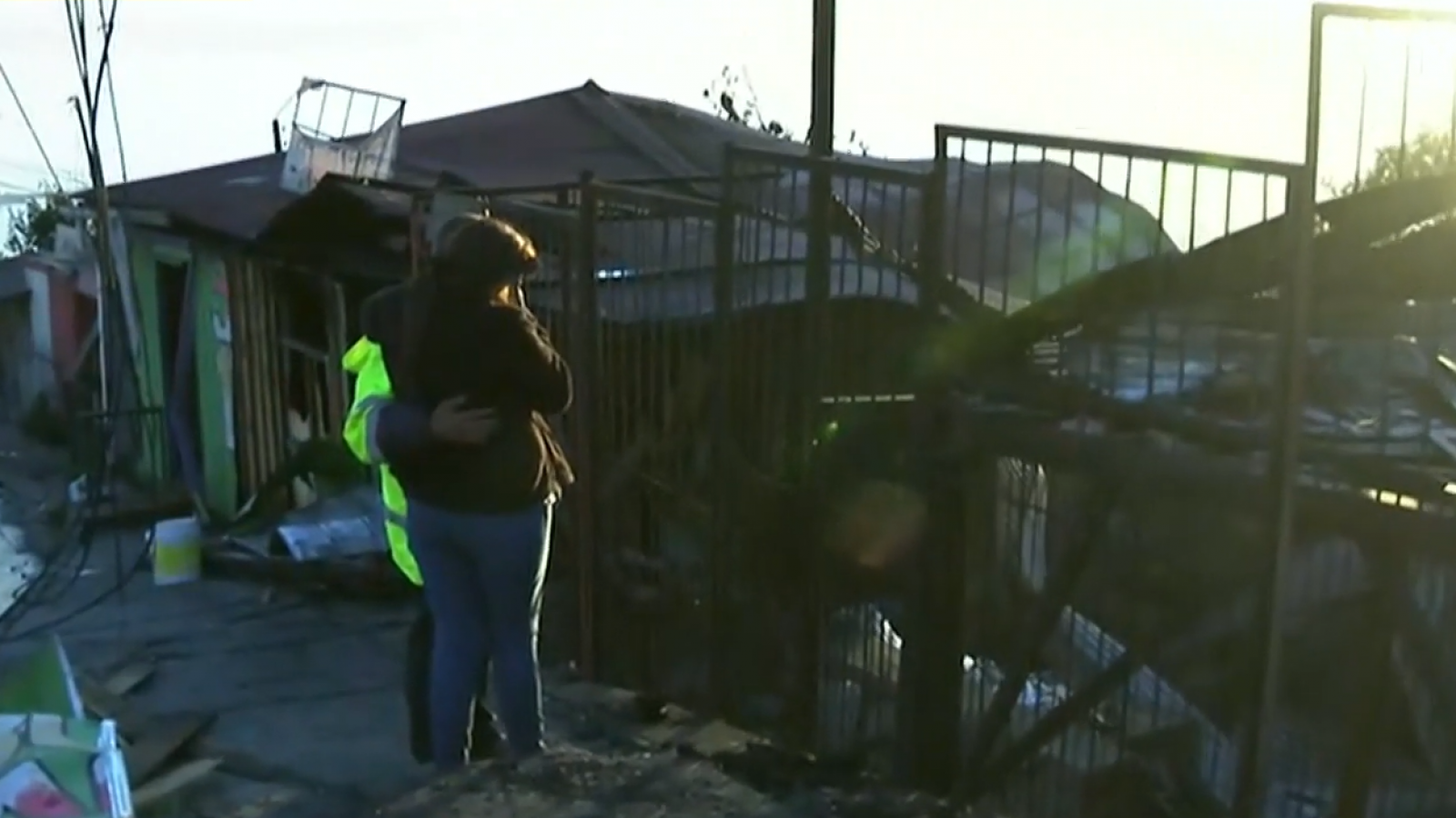 Triste despertar en cerro Cordillera tras incendio en Valparaíso
