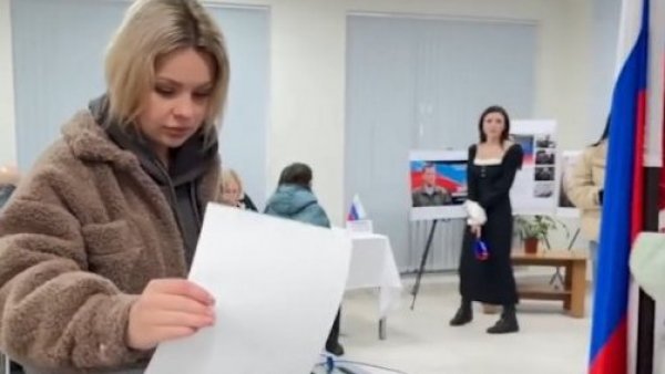 Detienen a varias personas por verter tinta en las urnas de votación en Rusia