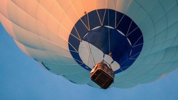 Hombre muere tras caer de un globo aerostático en Australia

