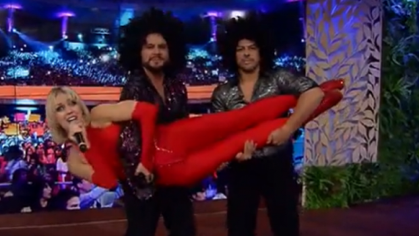 Los chicos de Raffaella Carrá: ¡Kevin y Simón se lucieron bailando en el cumpleaños de nuestra Mari!
