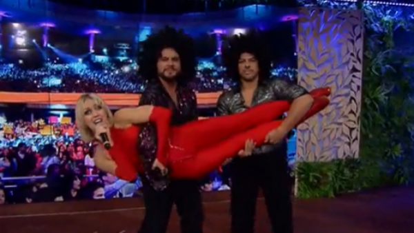 Los chicos de Raffaella Carrá: ¡Kevin y Simón se lucieron bailando en el cumpleaños de nuestra Mari!
