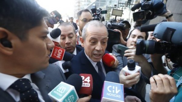 Vergonzosa y violenta llegada del formalizado exdirector de la PDI, Sergio Muñoz
