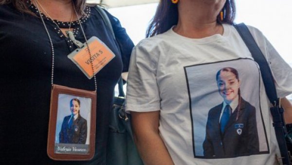 "Hay que limpiar la PDI": Familiares de detective Valeria Vivanco protestan contra exdirector Sergio Muñoz

