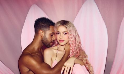 Shakira se luce con cercana sesión de fotos con el actor Lucien Laviscount