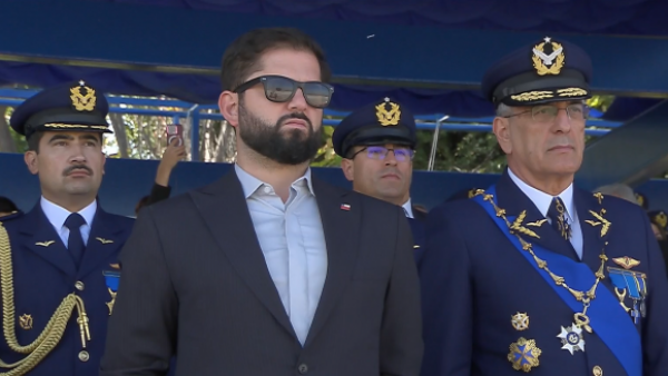 Presidente Gabriel Boric autoriza el inicio del desfilo aéreo y terrestre del 94° aniversario de la FACH
