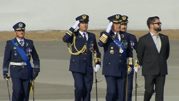 Fuerza Aérea de Chile rinde honores al Presidente Boric
