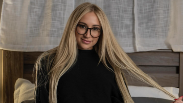 Profesora es despedida por tener OnlyFans
