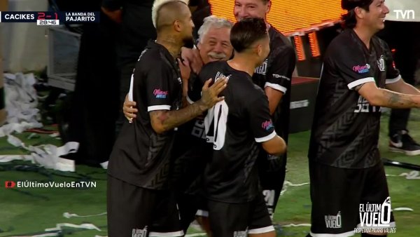 ¡Tiene 73 años! Así fue el gol de Carlos Caszely que hizo delirar a los hinchas
