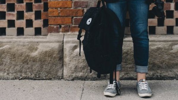 Chofer devuelve tesis perdida a universitario: había olvidado su mochila en el transporte
