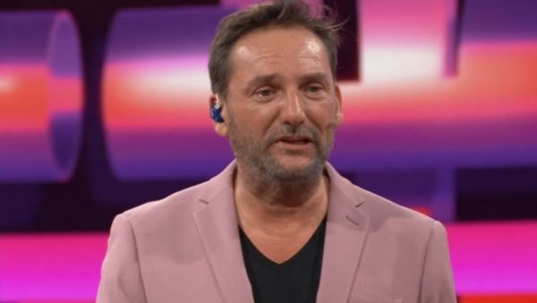 Daniel Fuenzalida se emociona hasta las lágrimas con inesperado gesto de concursante en ¡Ahora caigo!
