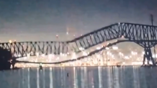 ¡Impactante registro! Barco impactó puente de Baltimore y lo desplomó
