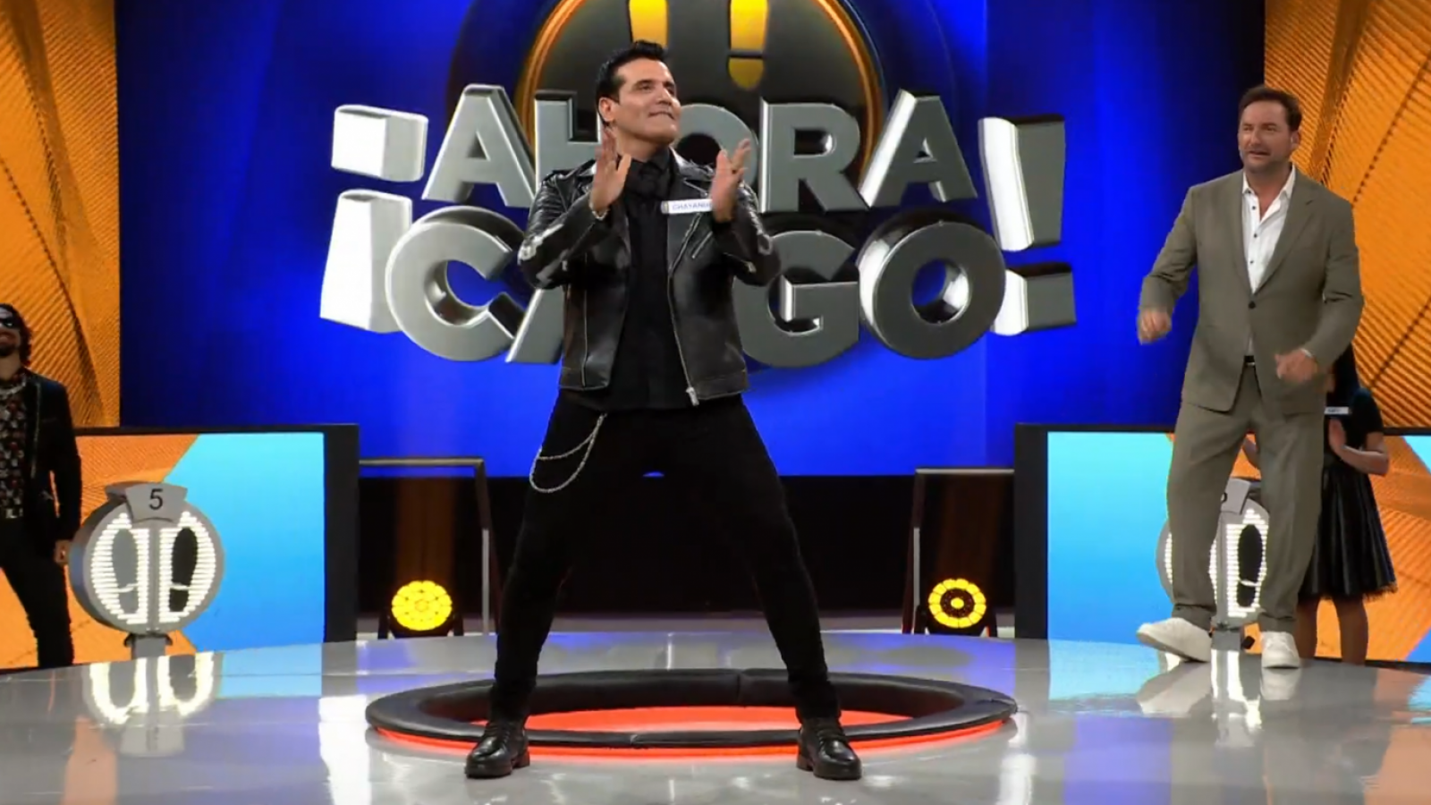 <p>Chayanne hace bailar al estudio de "Ahora Caigo"</p>
