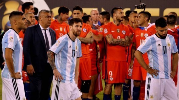 <p>"Lo escuchaba llorar": detallan desconocida reacción de Lionel Messi tras perder segunda final ante Chile</p>