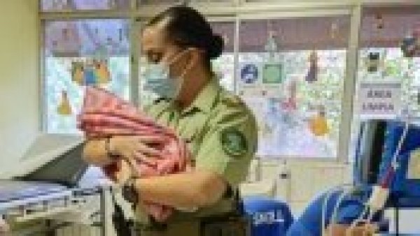Carabineros rescata a bebé de dos días de vida que fue abandonado bajo un camión