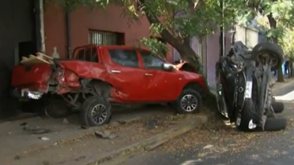 Impresionante choque termina con auto volcado en la entrada de casa
